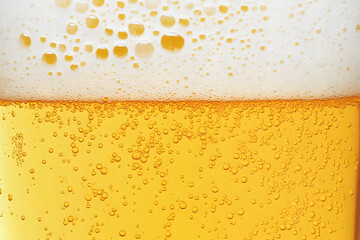 Nahaufnahme eines kohlensäurehaltigen Getränks mit Schaum