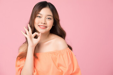 Fototapeta premium OKサインをしている若い綺麗な女性