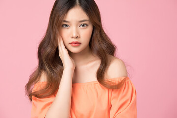 Fototapeta premium 心配そうな表情している若い女性