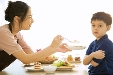 母親のご飯を食べようとしない男の子