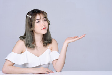 手先でポーズをする可愛い女性モデルの人物素材