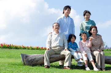 ベンチに座る三世代家族