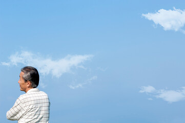遠くを見つめるシニア男性