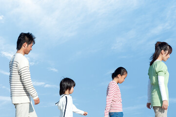 並んで歩く家族