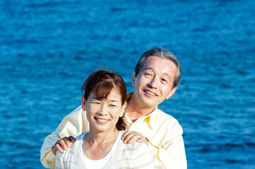 Fototapeta premium 海辺のシニア夫婦
