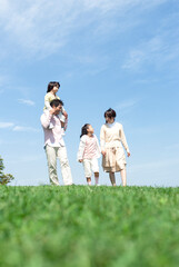 芝生を歩く家族