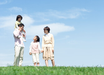 芝生を歩く家族