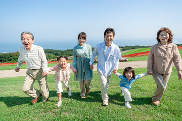 手を繋ぐ三世代家族