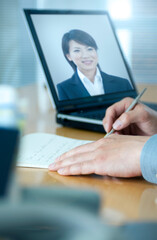 デスクで手紙を書くビジネスマン