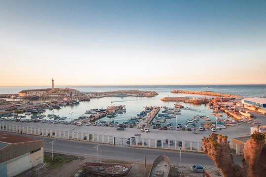 panorama d'une vue sur le port de la ville de Cherchell en Alg&eacute;rie