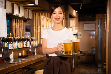 居酒屋でアルバイトする女の子