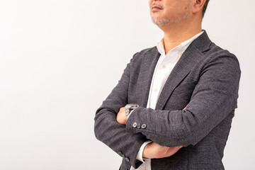 Naklejka premium 腕を組んでいる中年男性