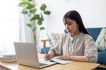 オンライン授業を受けている女性