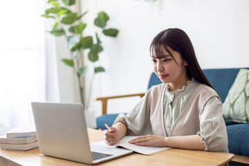 オンライン授業を受けている女性