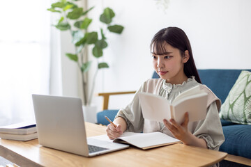 オンライン授業を受けている女性