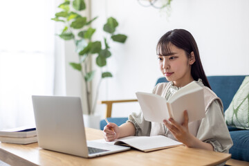 オンライン授業を受けている女性
