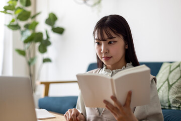 オンライン授業を受けている女性