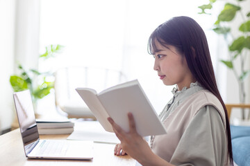 オンライン授業を受けている女性