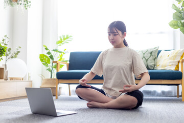 お家でヨガをする女性