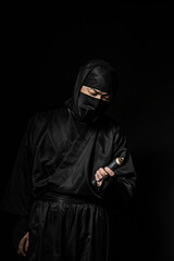 巻物を手に持ったニンジャ