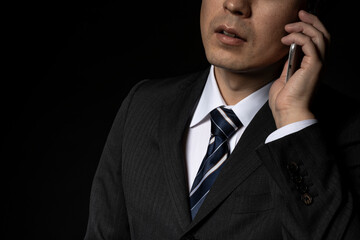 スマートフォンで電話をかけるビジネスマン