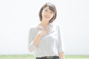 安堵の表情を見せる女性