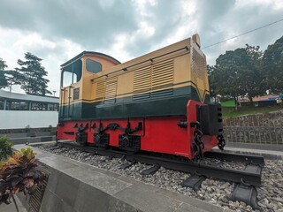 Obraz premium a old train Yellow Buffalo (Kebo Kuning) Locomotive Monument C300 at Purwokerto, Central java