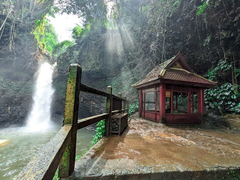Curug Dago, has 12 m high waterfall adjacent to the monument of the Thai kings who have visited this place.