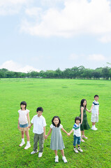 Obraz premium 手をつないで立つ子供たち