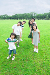 Obraz premium 笑顔で立っている子供たち