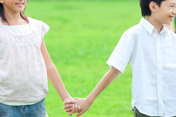 Obraz premium 手をつなぐ男の子と女の子