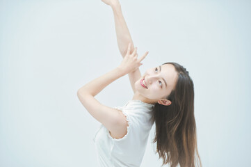 Naklejka premium 優雅に踊る若い女性