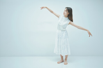 Naklejka premium 優雅に踊る若い女性