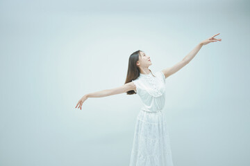 優雅に踊る若い女性