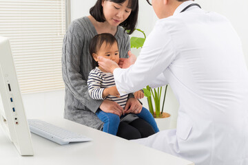 Obraz premium 内科を受診する子供