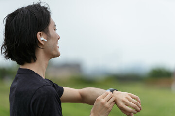 スマートウォッチの活用・運動する若い男性