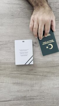 Turks groen paspoort en het paspoort dat aan vluchtelingen in Nederland wordt gegeven