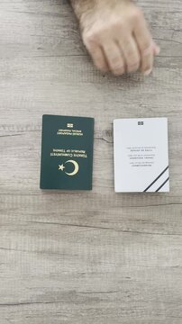 Turks groen paspoort en het paspoort dat aan vluchtelingen in Nederland wordt gegeven