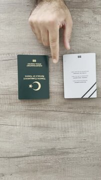 Turks groen paspoort en het paspoort dat aan vluchtelingen in Nederland wordt gegeven