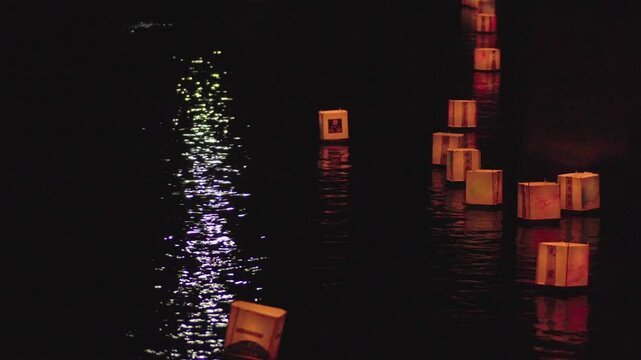 夜の灯籠流し