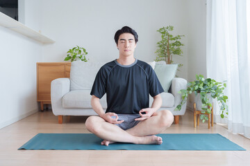 家でヨガをするミドル男性