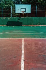 Obraz premium A tennis court with a basketball hoop installed in the background