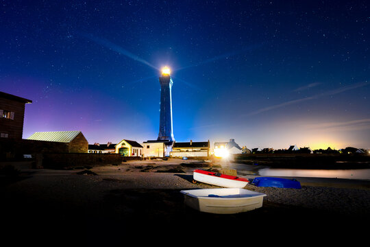 Phare d'Eckm&uuml;hl &agrave; la pointe de Penmarch avec aurore bor&eacute;ale