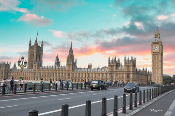 Big Ben em Londre, Reino Unido. Dia ensolarado com cores dramáticas e enfaze no vermelho. 