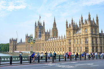 Big Ben em Londre, Reino Unido. Dia ensolarado com cores dramáticas e enfaze no vermelho. 