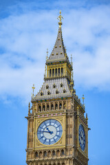 Big Ben em Londre, Reino Unido. Dia ensolarado com cores dramáticas e enfaze no vermelho. 