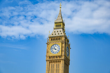 Big Ben em Londre, Reino Unido. Dia ensolarado com cores dramáticas e enfaze no vermelho. 