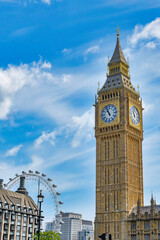 Obraz premium Big Ben em Londre, Reino Unido. Dia ensolarado com cores dramáticas e enfaze no vermelho. 