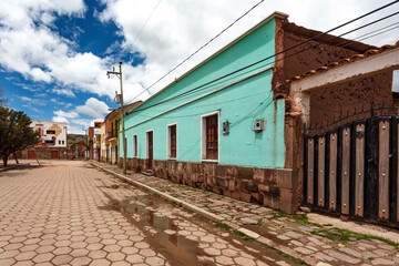 Obraz premium Colorful houses in the center of Tiwanaku, Bolovia, South America