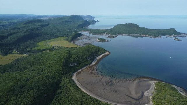 Vue a&eacute;rienne du Parc national du Bic, Qu&eacute;bec, Canada. Vue panoramique des falaises, baies, anses, iles & montagnes longeant le littoral de l'estuaire maritime du fleuve Saint-Laurent.